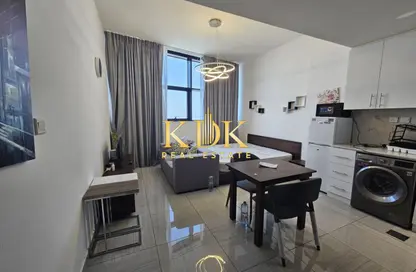 شقة - 1 حمام للايجار في برج او2 - قرية الجميرا سركل - دبي