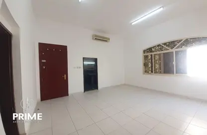 صورة لـ غرفة فارغة شقة - 1 حمام للايجار في هضبة الزعفرانة - منطقة المرور - أبوظبي ، صورة رقم 1