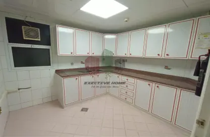 صورة لـ مطبخ شقة - 2 غرف نوم - 2 حمامات للايجار في برج الإمارات - شارع حمدان - أبوظبي ، صورة رقم 1