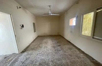 Villa - 4 Bedrooms - 2 Bathrooms for rent in Al Sabkha - Al Riqqa - Sharjah
