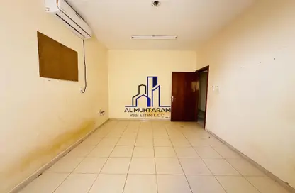 شقة - 2 غرف نوم - 2 حمامات للايجار في طريق فاير ستاشن - مويلح - الشارقة