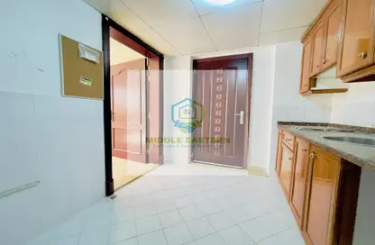 صورة لـ مطبخ شقة - 1 حمام للايجار في مطار البطين - منطقة المرور - أبوظبي ، صورة رقم 1
