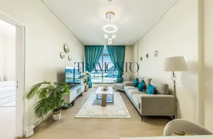 Living Room image for: Apartment - 1 Bedroom - 1 Bathroom for rent in Prime Views by Prescott - Meydan Avenue - Meydan - Dubai, Image 1