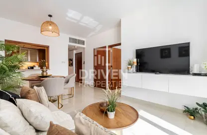 Living / Dining Room image for: Apartment - 1 Bedroom - 2 Bathrooms for rent in Standpoint Tower 2 - Standpoint Towers - Downtown Dubai - Dubai, Image 1