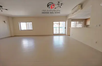 Apartment - 3 Bedrooms - 3 Bathrooms for rent in Al Muraqqabat - Deira - Dubai