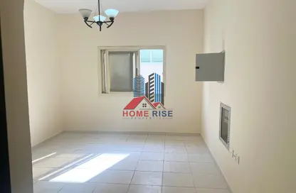 شقة - غرفة نوم - 2 حمامات للايجار في بناية هاجر - تجارية مويلح - الشارقة