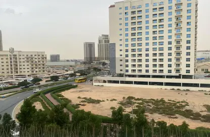 Apartment - 2 Bedrooms - 3 Bathrooms for sale in Farah Tower 1 - Queue Point - Dubai Land - Dubai