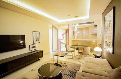 صورة لـ غرفة المعيشة شقة - غرفة نوم - 3 حمامات للايجار في تاور A - داماك تاورز من باراماونت - الخليج التجاري - دبي ، صورة رقم 1