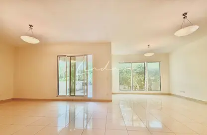 Villa - 3 Bedrooms - 3 Bathrooms for rent in Umm Suqeim 2 - Umm Suqeim - Dubai
