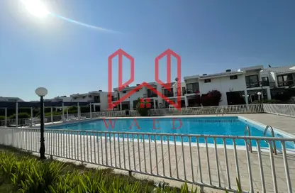 Villa - 3 Bedrooms - 3 Bathrooms for rent in Jumeirah 2 - Jumeirah - Dubai