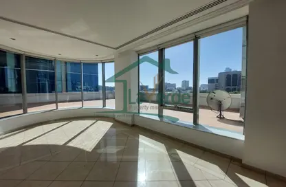 مكتب - استوديو - 4 حمامات للايجار في البطين - أبوظبي