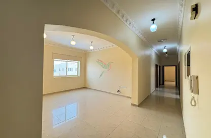 Apartment - 3 Bedrooms - 2 Bathrooms for rent in Al Dafeinah - Asharej - Al Ain