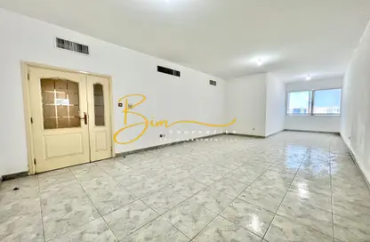 شقة - 3 غرف نوم - 3 حمامات للايجار في برج السامان - شارع حمدان - أبوظبي