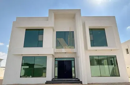 Villa - 4 Bedrooms - 5 Bathrooms for rent in Al Aweer 1 - Al Aweer - Dubai