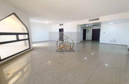 Apartment - 4 Bedrooms - 3 Bathrooms for rent in Hamdan Street - Abu Dhabi