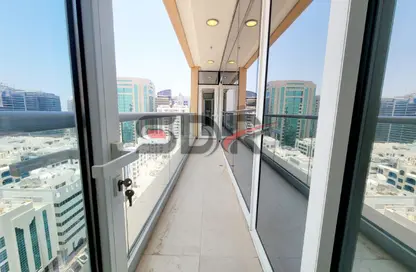 شقة - 3 غرف نوم - 4 حمامات للايجار في يونايتد سكوير - الخالدية - أبوظبي