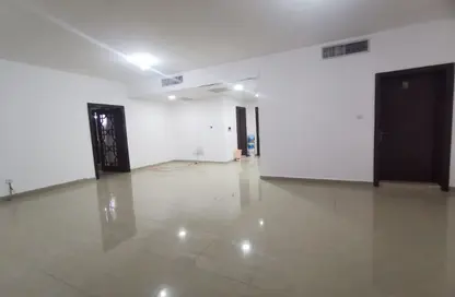 شقة - 3 غرف نوم - 3 حمامات للايجار في برج العين - شارع حمدان - أبوظبي