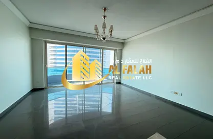 شقة - 2 غرف نوم - 3 حمامات للايجار في كورنيش البحيرة - الشارقة