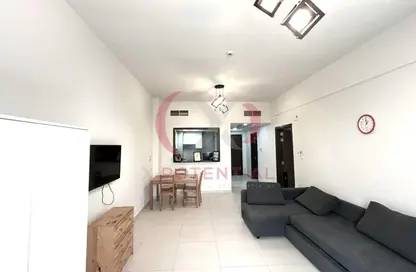 شقة - غرفة نوم - 2 حمامات للايجار في آمنا ريزيدينسي - المدينة العالمية المرحلة 2 - 4 الورسان - الورسان - دبي