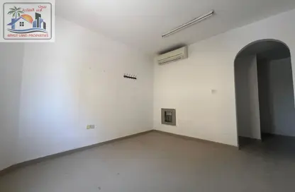 شقة - غرفة نوم - 2 حمامات للايجار في مجمع مويلح - تجارية مويلح - الشارقة
