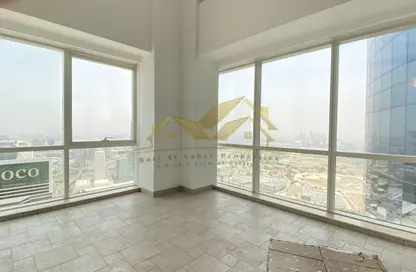 شقة - غرفة نوم - 2 حمامات للايجار في بلو تاور - شارع الشيخ زايد - دبي