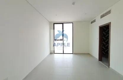 شقة - 2 غرف نوم - 2 حمامات للايجار في الزاهية - تجارية مويلح - الشارقة