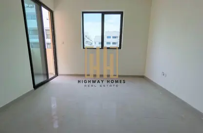 شقة - غرفة نوم - 2 حمامات للايجار في الزاهية - تجارية مويلح - الشارقة