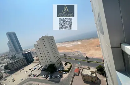 شقة - غرفة نوم - 2 حمامات للايجار في طريق كورنيش عجمان - عجمان