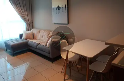 صورة لـ غرفة المعيشة / غرفة الطعام شقة - غرفة نوم - 2 حمامات للايجار في برج سولافا - دبي مارينا - دبي ، صورة رقم 1