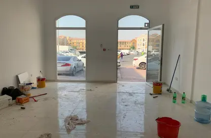 متجر - استوديو - 1 حمام للايجار في تي05 - طراز أسباني - المدينة العالمية - دبي