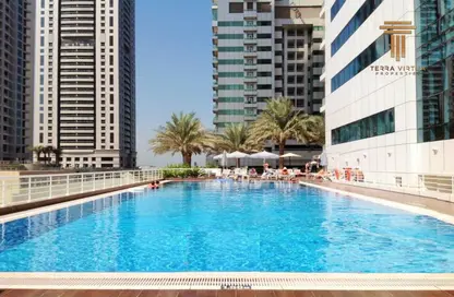 صورة لـ حوض سباحة شقة - غرفة نوم - 1 حمام للايجار في برج ماج 218 - دبي مارينا - دبي ، صورة رقم 1