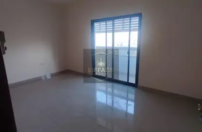 شقة - غرفة نوم - 1 حمام للايجار في طريق كورنيش عجمان - عجمان