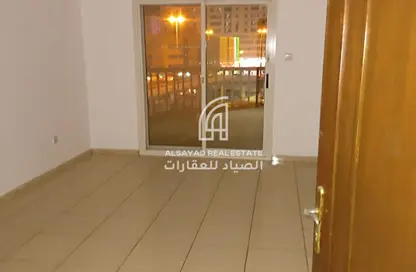 شقة - 2 غرف نوم - 2 حمامات للايجار في منطقة الرولة - الشارقة