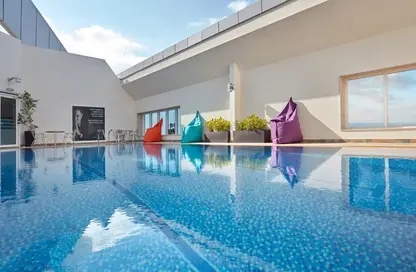 صورة لـ حوض سباحة شقة - 1 حمام للايجار في جنة  برج السراب - شارع المينا - منطقة النادي السياحي - أبوظبي ، صورة رقم 1