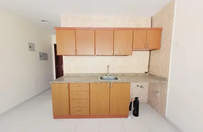 صورة لـ مطبخ شقة - 1 حمام للايجار في طريق فاير ستاشن - مويلح - الشارقة ، صورة رقم 1