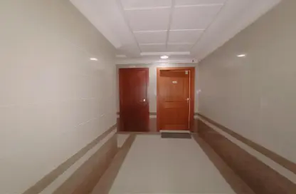 صورة لـ ردهة-ممر شقة - 2 غرف نوم - 2 حمامات للايجار في مبنى مويلح - مويلح - الشارقة ، صورة رقم 1
