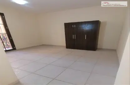 Empty Room image for: Apartment - 1 Bathroom for rent in Al Muntazah - Abu Dhabi, Image 1