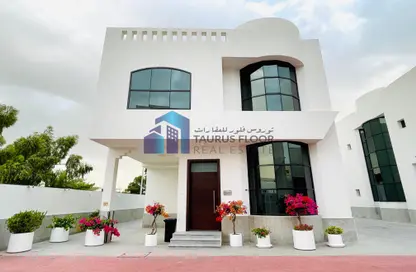 Villa - 5 Bedrooms - 6 Bathrooms for rent in Jumeirah 1 Villas - Jumeirah 1 - Jumeirah - Dubai