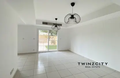 فيلا - 2 غرف نوم - 2 حمامات للبيع في الينابيع 11 - الينابيع - دبي