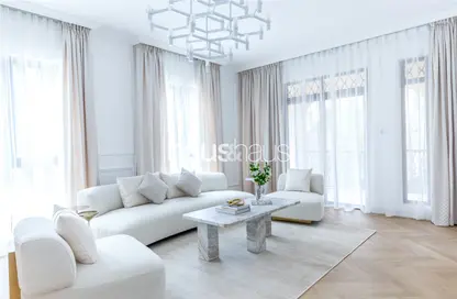 Living Room image for: Apartment - 2 Bedrooms - 3 Bathrooms for sale in Kamoon 3 - Kamoon - Old Town - Dubai, Image 1