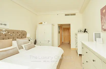 Room / Bedroom image for: Apartment - 1 Bedroom - 2 Bathrooms for rent in Al Tamr - Shoreline Apartments - Palm Jumeirah - Dubai, Image 1
