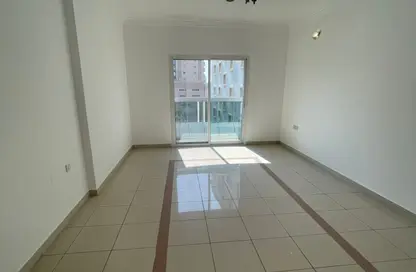 شقة - 2 غرف نوم - 3 حمامات للايجار في مساكن كورنيش عجمان - طريق كورنيش عجمان - عجمان