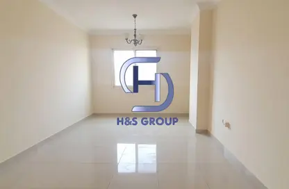 شقة - 2 غرف نوم - 2 حمامات للايجار في بناية هاجر - تجارية مويلح - الشارقة