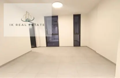 شقة - غرفة نوم - 2 حمامات للايجار في إيست فييليدج - الجادة - الشارقة