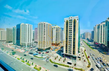 شقة - 2 غرف نوم - 3 حمامات للايجار في برج الصقر الذهبي - شارع حمدان - أبوظبي