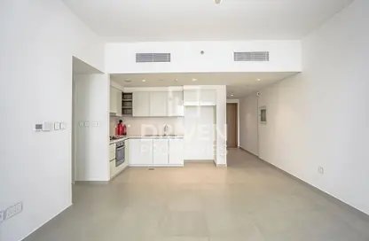 High Floor and Spacious Apt with Zaabel View