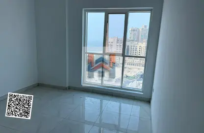 شقة - 2 غرف نوم - 2 حمامات للايجار في برج الكورنيش - طريق كورنيش عجمان - عجمان