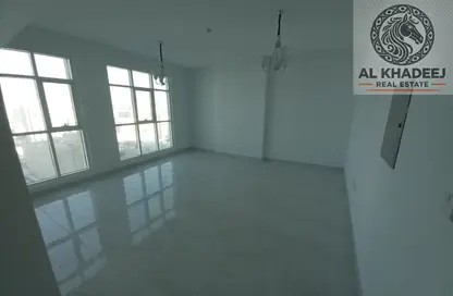 شقة - 2 غرف نوم - 2 حمامات للايجار في مساكن كورنيش عجمان - طريق كورنيش عجمان - عجمان