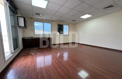Empty Room image for: Apartment - 1 Bathroom for rent in Al Nahyan Camp - Abu Dhabi, Image 1
