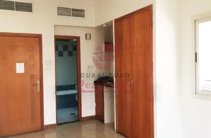 Apartment - 1 Bathroom for rent in Prestige Building - Al Nakhal Road - Deira - Dubai